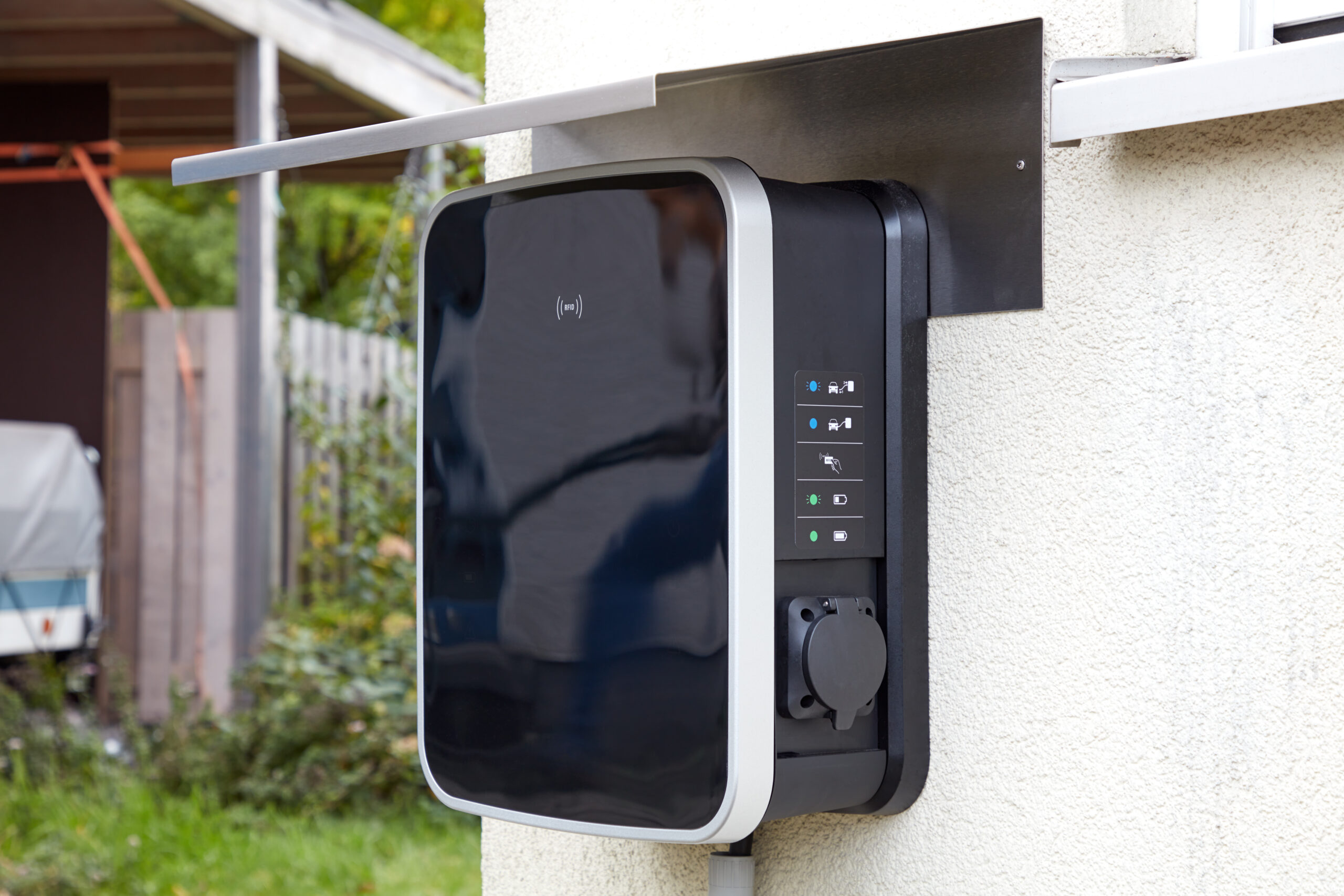 Wallbox on a house wall for simultaneous charging of two electric cars.